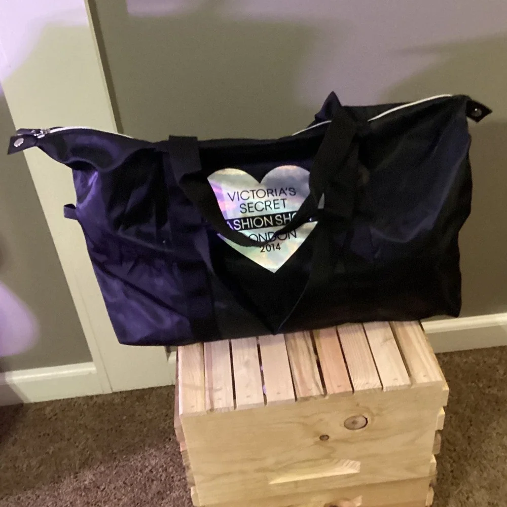 Victoria's Secret Fashion Show London 2014 Black‎ Heart Logo Duffle Bag - Picture 3 of 4